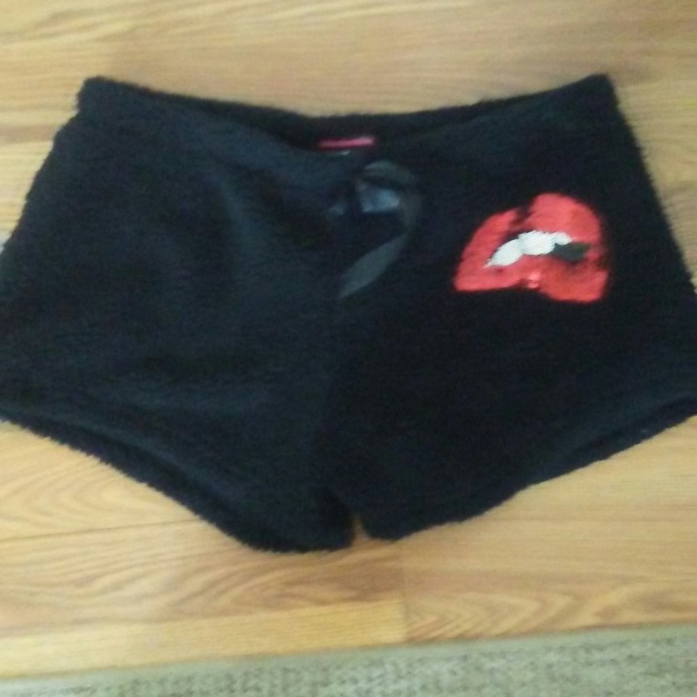 Black fleece sleep shorts with sequin lip design - Size M